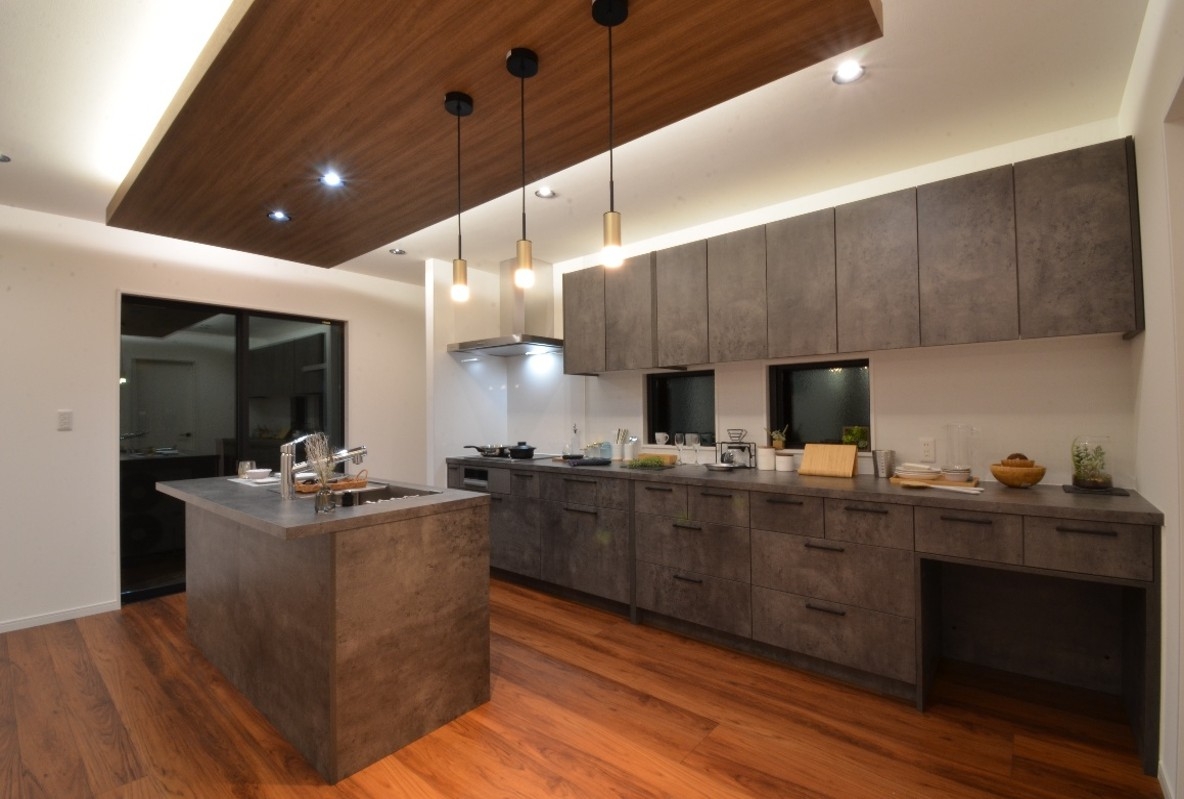 シンプルで洗練されたガレージ住宅