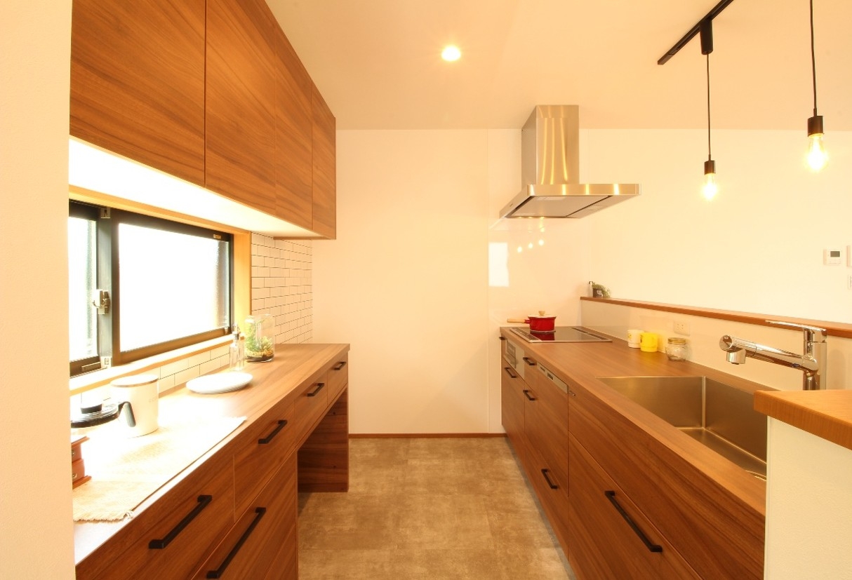 存在感のあるブラック×木目のコントラスト